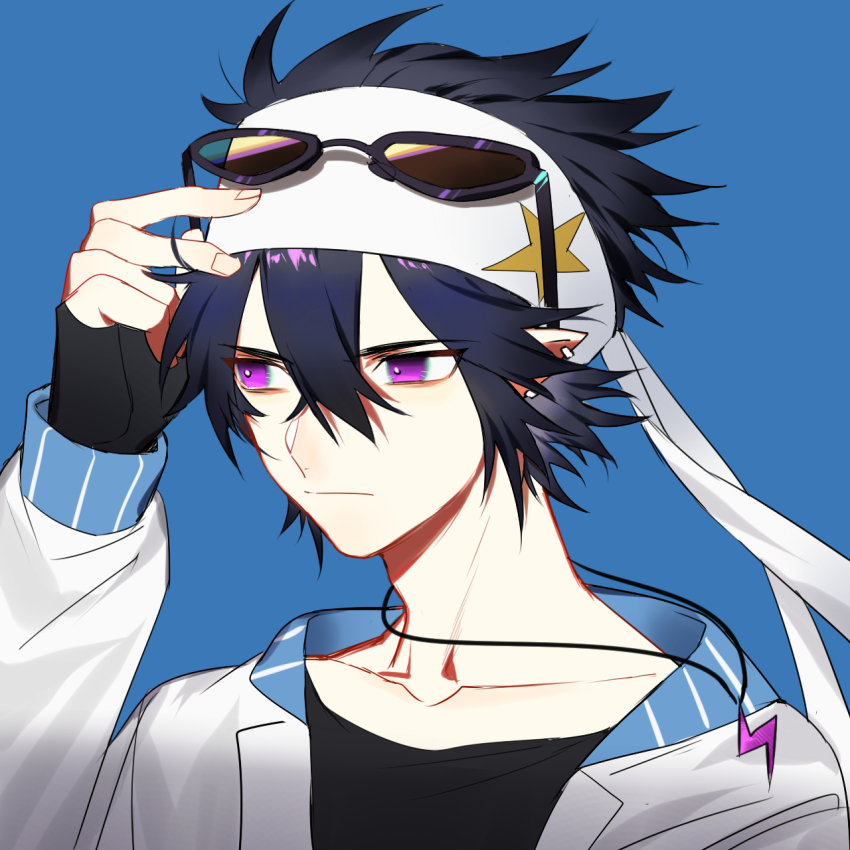 1boy aleo aotu_world bandana black_gloves black_hair black_shirt blue_background chinese_commentary closed_mouth collarbone ear_piercing earrings eyewear_on_head fingerless_gloves gloves hair_between_eyes headband highres jacket jewelry long_sleeves looking_to_the_side male_focus necklace piercing pointy_ears purple_eyes ray_(aotu_world) shirt short_hair simple_background solo star_(symbol) star_print suna_no_wakusei_(vocaloid) sunglasses upper_body white_headband white_jacket