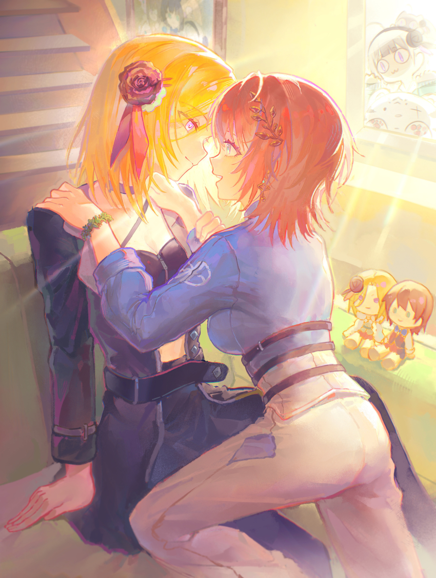 2girls absurdres aoi_erika black_hair black_jacket blonde_hair byakko_(heaven_burns_red) flower green_eyes hair_flower hair_ornament heaven_burns_red highres jacket kea_(hongsirongxiaodangaohongbeizhong) medium_hair minase_ichigo minase_sumomo multiple_girls short_hair vest yuri