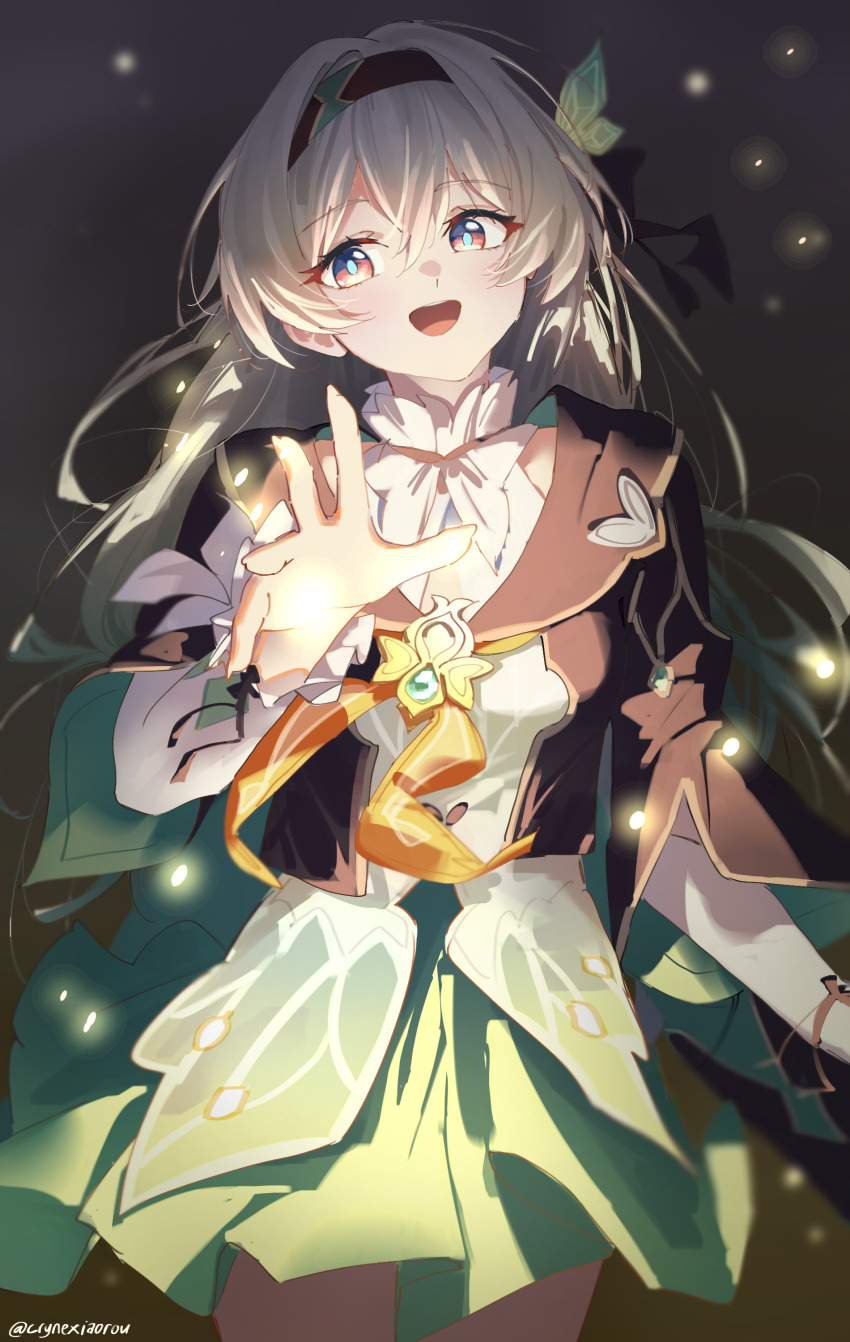 1girl absurdres black_bow black_hairband black_jacket blue_eyes bow commentary cowboy_shot cryne firefly_(honkai:_star_rail) frilled_shirt_collar frills green_pupils green_skirt hair_bow hairband hand_up highres honkai:_star_rail honkai_(series) jacket multicolored_eyes open_mouth orange_eyes shirt skirt smile solo twitter_username two-tone_eyes white_shirt