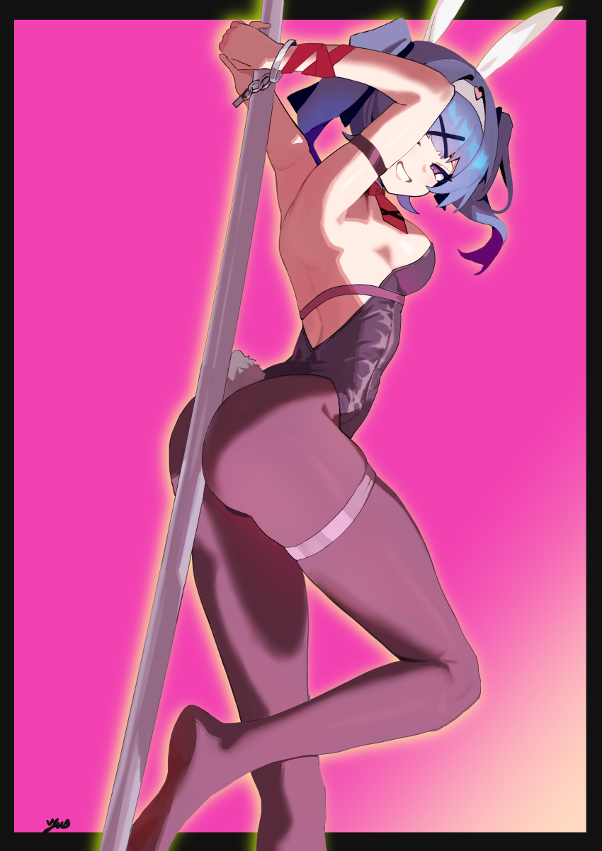1girl absurdres animal_ears arm_strap arms_up backless_leotard black_border black_leotard blue_hair border breasts chinese_commentary commentary_request cuffs fake_animal_ears fake_tail feet_out_of_frame from_side grin handcuffs hatsune_miku highres leotard looking_at_viewer medium_breasts pantyhose pink_background playboy_bunny pole purple_eyes purple_pantyhose rabbit_ears rabbit_hole_(vocaloid) rabbit_tail sideboob smile solo standing tail twintails vyun