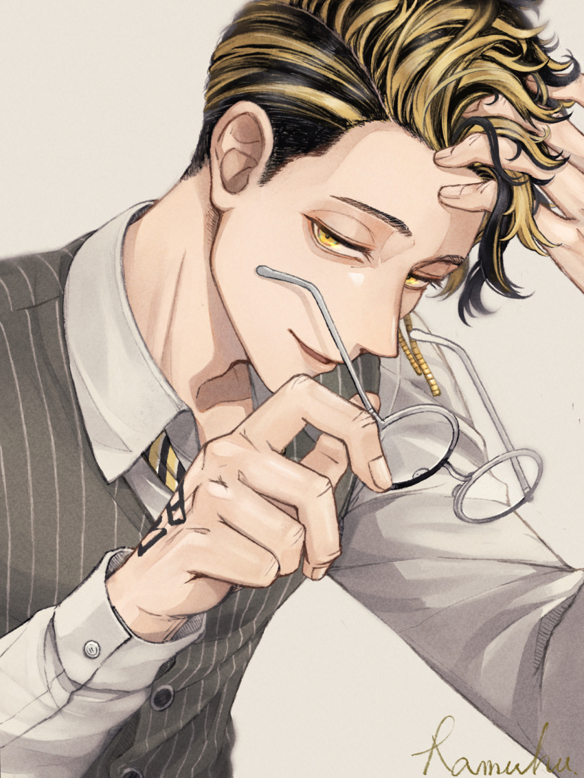 1boy artist_name black_hair black_necktie blonde_hair buttons collared_shirt commentary_request diagonal-striped_clothes diagonal-striped_necktie earrings glasses grey_background grey_vest hand_in_own_hair hand_on_own_head hand_tattoo hands_up hanma_shuuji highres holding holding_removed_eyewear jewelry long_sleeves looking_at_viewer male_focus multicolored_hair necktie open_mouth pinstripe_pattern pinstripe_vest ramfu round_eyewear shirt short_hair signature simple_background single_earring smile solo streaked_hair striped_clothes striped_necktie tattoo tokyo_revengers unworn_eyewear upper_body vest white_shirt wing_collar yellow_eyes yellow_necktie