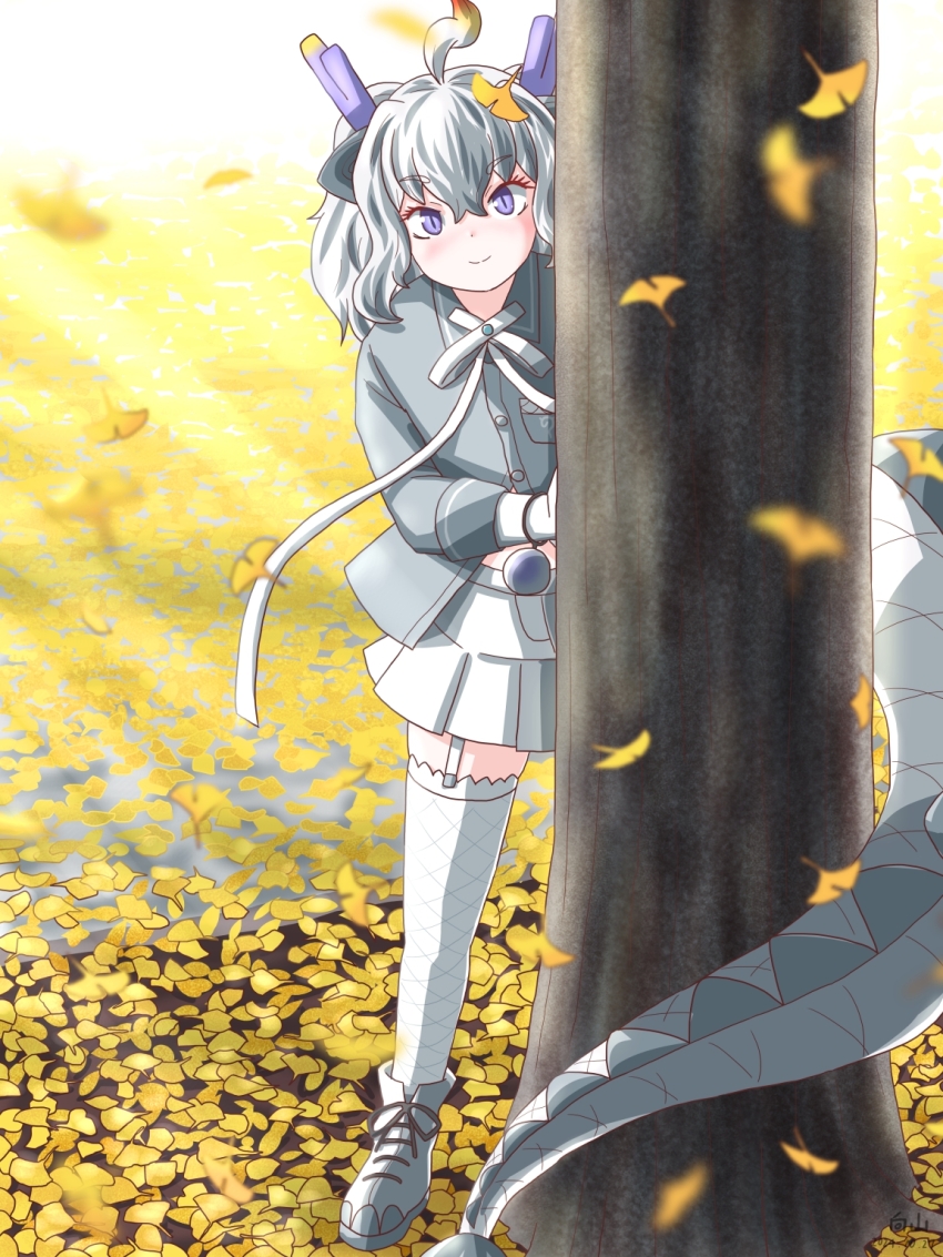 1girl animal_ears autumn_leaves blush boots bow bowtie dragon_ears dragon_girl dragon_horns dragon_tail fishnet_thighhighs fishnets frilled_thighhighs frills garter_straps gloves grey_hair grey_shirt highres horns kemono_friends leaf long_sleeves looking_at_viewer midriff_peek mukouyama_mu multicolored_hair pleated_skirt purple_eyes shirt short_hair short_twintails skirt slit_pupils smile solo tail thighhighs tree twintails white_boots white_bow white_bowtie white_dragon_(kemono_friends) white_gloves white_hair white_skirt white_thighhighs zettai_ryouiki
