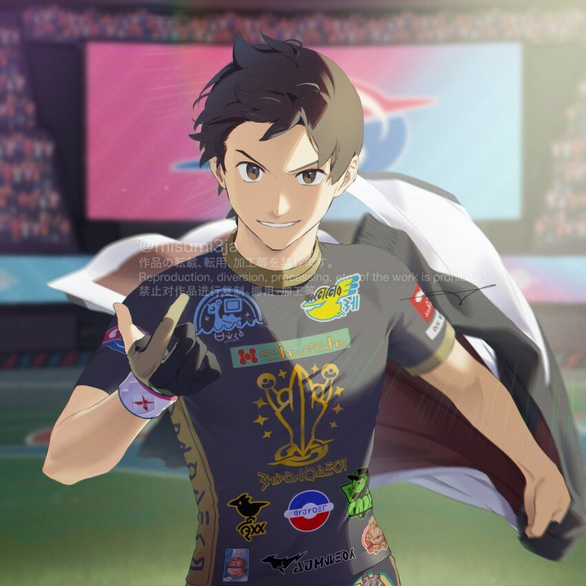 1boy alternate_costume black_shirt blurry blurry_background brown_eyes brown_hair clenched_hand creatures_(company) dynamax_band game_freak gloves grin highres looking_at_viewer male_focus monitor nintendo partially_fingerless_gloves pokemon pokemon_swsh sankaku shirt short_hair short_sleeves smile solo stadium teeth twitter_username victor_(pokemon) watermark