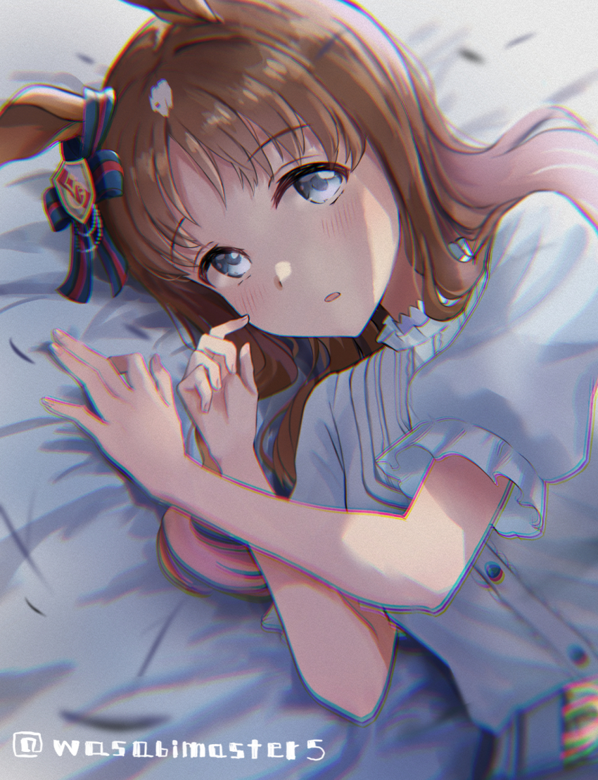 1girl animal_ears blue_eyes blush bow brown_hair ear_bow ear_ribbon grass_wonder_(umamusume) highres horse_ears horse_girl long_hair looking_at_viewer lying multicolored_hair on_bed on_side open_mouth puffy_short_sleeves puffy_sleeves shirt short_sleeves solo streaked_hair twitter_username umamusume upper_body wasabi_master white_hair white_shirt