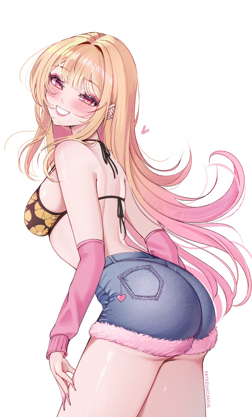 1girl absurdres arm_warmers ass bare_shoulders bikini blonde_hair blush breasts chaisia_art commentary denim denim_shorts ear_piercing earrings english_commentary fur_trim grin gyaru highres jewelry kitagawa_marin large_breasts long_hair looking_at_viewer multicolored_hair open_mouth piercing pink_arm_warmers pink_hair red_eyes shorts sideboob simple_background smile solo sono_bisque_doll_wa_koi_wo_suru swimsuit teeth white_background
