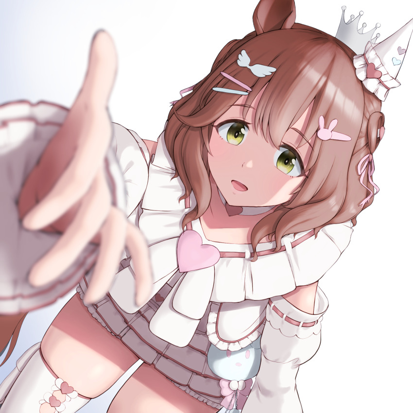 1girl :d animal_ears aston_machan_(everlasting_candy)_(umamusume) aston_machan_(umamusume) bow brown_hair crown dress ear_covers green_eyes hair_bow hair_ornament hairclip heart highres horse_ears horse_girl horse_tail looking_at_viewer mini_crown official_alternate_costume open_mouth outstretched_hand short_hair simple_background single_ear_cover skindentation skirt smile solo tail thighhighs thighs umamusume white_background white_dress white_thighhighs yamano_boriko