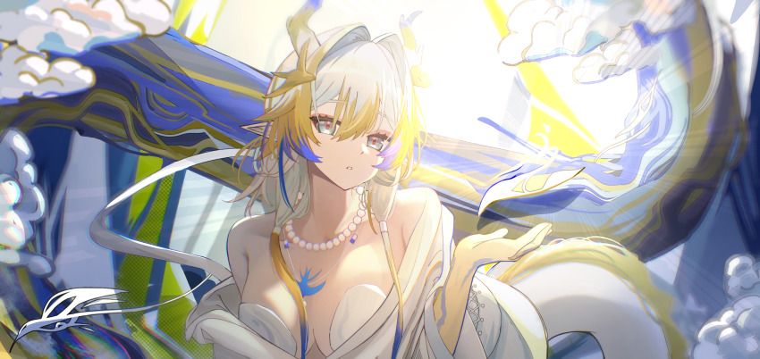 1girl absurdres ambience_synesthesia arknights bare_shoulders blonde_hair bloom blue_hair breasts chromatic_aberration collarbone colored_extremities commentary dragon_girl dragon_horns green_eyes hair_between_eyes hair_intakes hand_up highres horns jewelry large_breasts light_rays long_hair looking_at_viewer multicolored_hair necklace off_shoulder official_alternate_costume parted_lips pearl_necklace shu_(arknights) shu_(bingwenyuyou)_(arknights) solo upper_body white_hair yuu-628