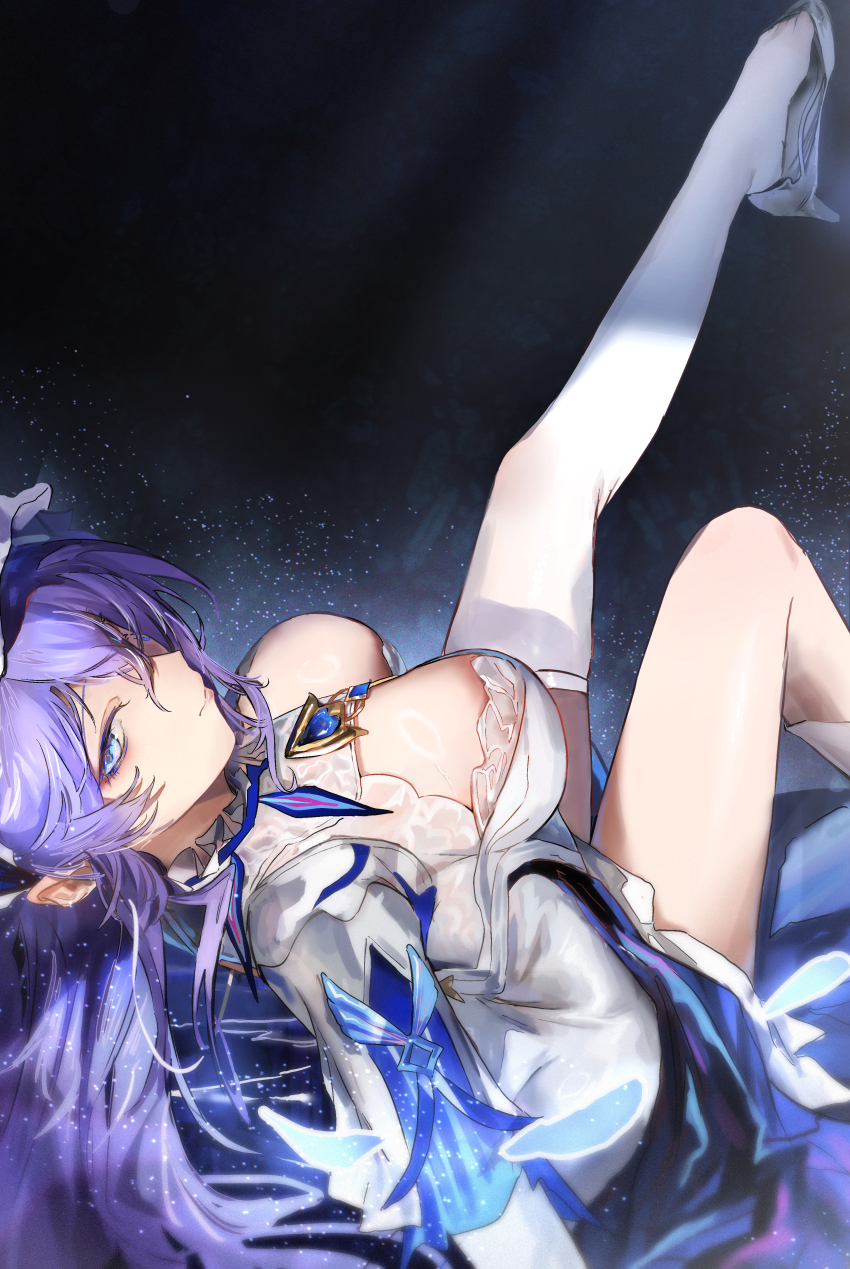 1girl absurdres blue_eyes breasts cantarella_(wuthering_waves) closed_mouth commentary dark_background dress from_behind high_heels highres large_breasts leg_up long_hair looking_at_viewer looking_back milbi purple_hair shoes shrug_(clothing) single_thighhigh sitting solo thighhighs very_long_hair white_dress white_shoes white_shrug white_thighhighs wuthering_waves