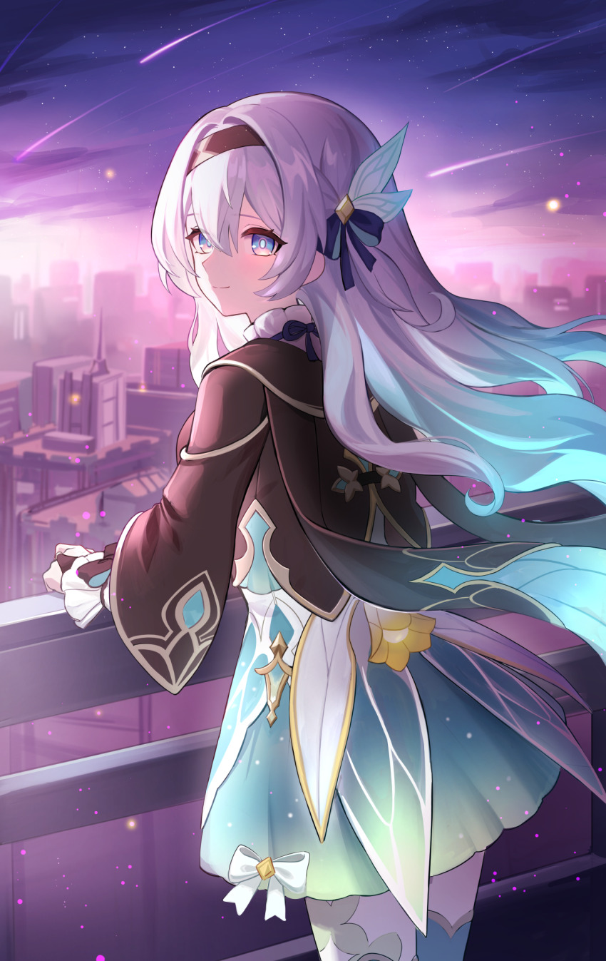 1girl black_hairband blush bow breasts bridal_gauntlets building closed_mouth dress firefly_(honkai:_star_rail) gradient_hair green_dress green_thighhighs grey_hair hair_between_eyes hair_intakes hair_ornament hairband highres honkai:_star_rail honkai_(series) kiki-yu long_hair long_sleeves looking_at_viewer looking_back medium_breasts multicolored_hair pink_eyes smile solo thighhighs white_bow