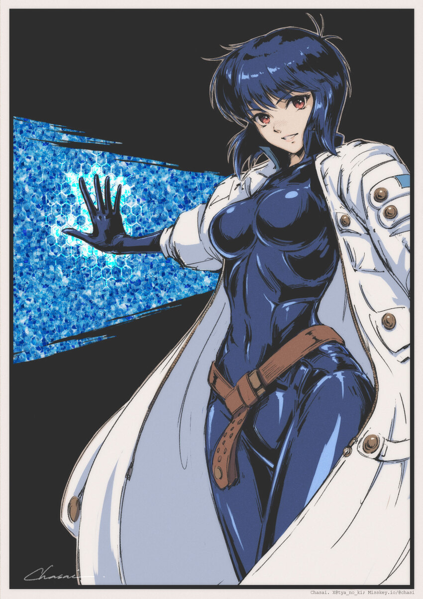 1990s_(style) 1girl absurdres artist_name belt blue_bodysuit blue_hair bodysuit border breasts brown_belt brown_eyes coat commentary_request cowboy_shot ghost_in_the_shell grin highres kusanagi_motoko large_breasts legs_together looking_at_viewer misskey.io_username open_clothes open_coat outstretched_arm retro_artstyle short_hair signature skin_tight sleeves_pushed_up smile solo standing textless_version twitter_username tyanoki white_border white_coat