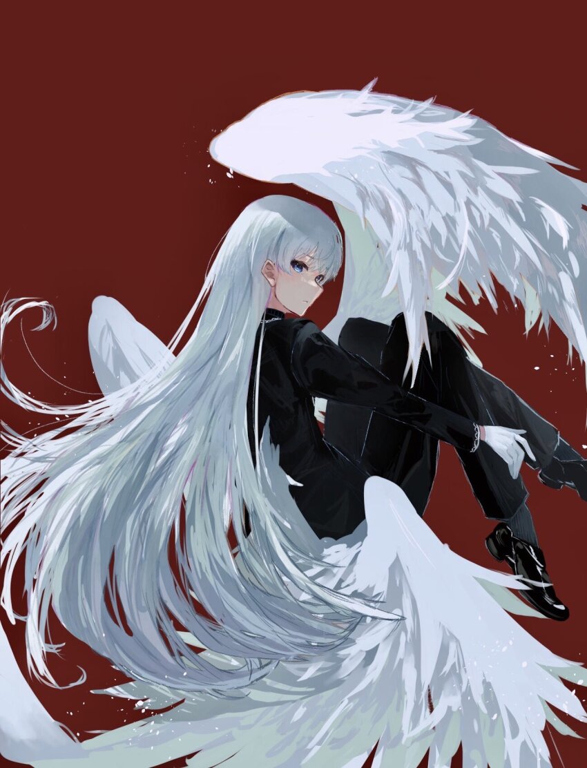 1girl alternate_gloves angel_wings angelica_(project_moon) black_footwear black_jacket black_pants black_socks black_suit blue_eyes closed_mouth formal_clothes from_behind full_body gloves highres jacket kaminaga knees_up library_of_ruina long_hair looking_at_viewer looking_back pants project_moon red_background silver_trim simple_background socks solo suit very_long_hair white_gloves white_hair white_wings wings