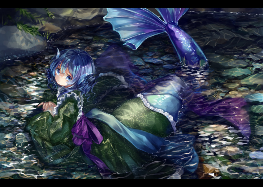 1girl arm_support blue_eyes blue_hair commentary drill_hair female_focus fins floral_print frilled_kimono frills green_kimono hair_between_eyes head_fins head_tilt highres japanese_clothes kimono letterboxed light_smile looking_at_viewer looking_back lying mermaid monster_girl obi on_stomach own_hands_together partially_submerged rock sash short_hair short_kimono solo stream syukou touhou wakasagihime