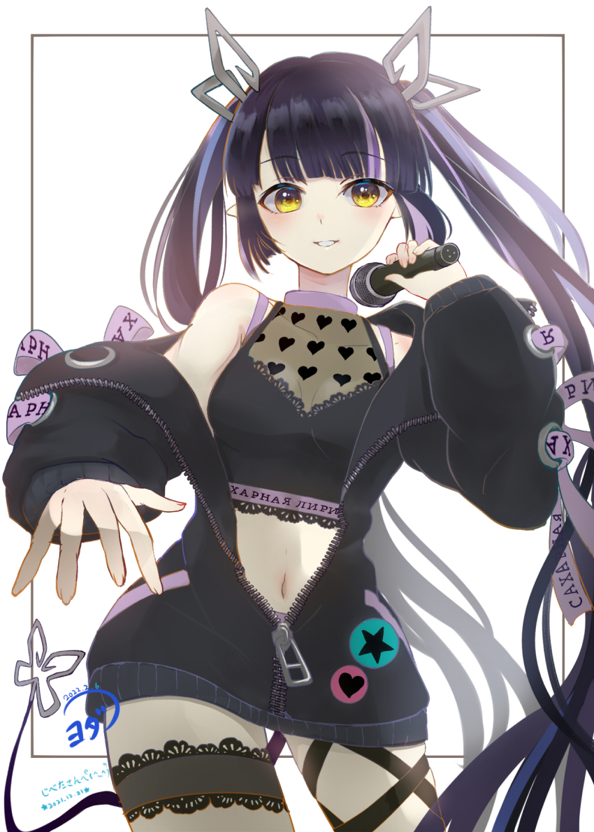 1girl black_hair black_jacket black_ribbon black_shirt blouse blunt_bangs blush breasts cleavage commentary_request crop_top demon_girl demon_horns demon_tail foot_out_of_frame grey_horns heart heart_print highres holding holding_microphone horns jacket kojo_anna kojo_anna_(1st_costume) leg_ribbon long_hair long_sleeves looking_at_viewer medium_breasts microphone midriff multicolored_hair nanashi_inc. navel off_shoulder open_clothes open_jacket parted_lips pointy_ears print_shirt purple_hair ribbon russian_text see-through_clothes see-through_cleavage see-through_shirt shirt sleeveless sleeveless_shirt smile solo sugar_lyric tail thigh_strap twintails two-tone_hair virtual_youtuber white_background yellow_eyes youda_(seravichacha) zipper
