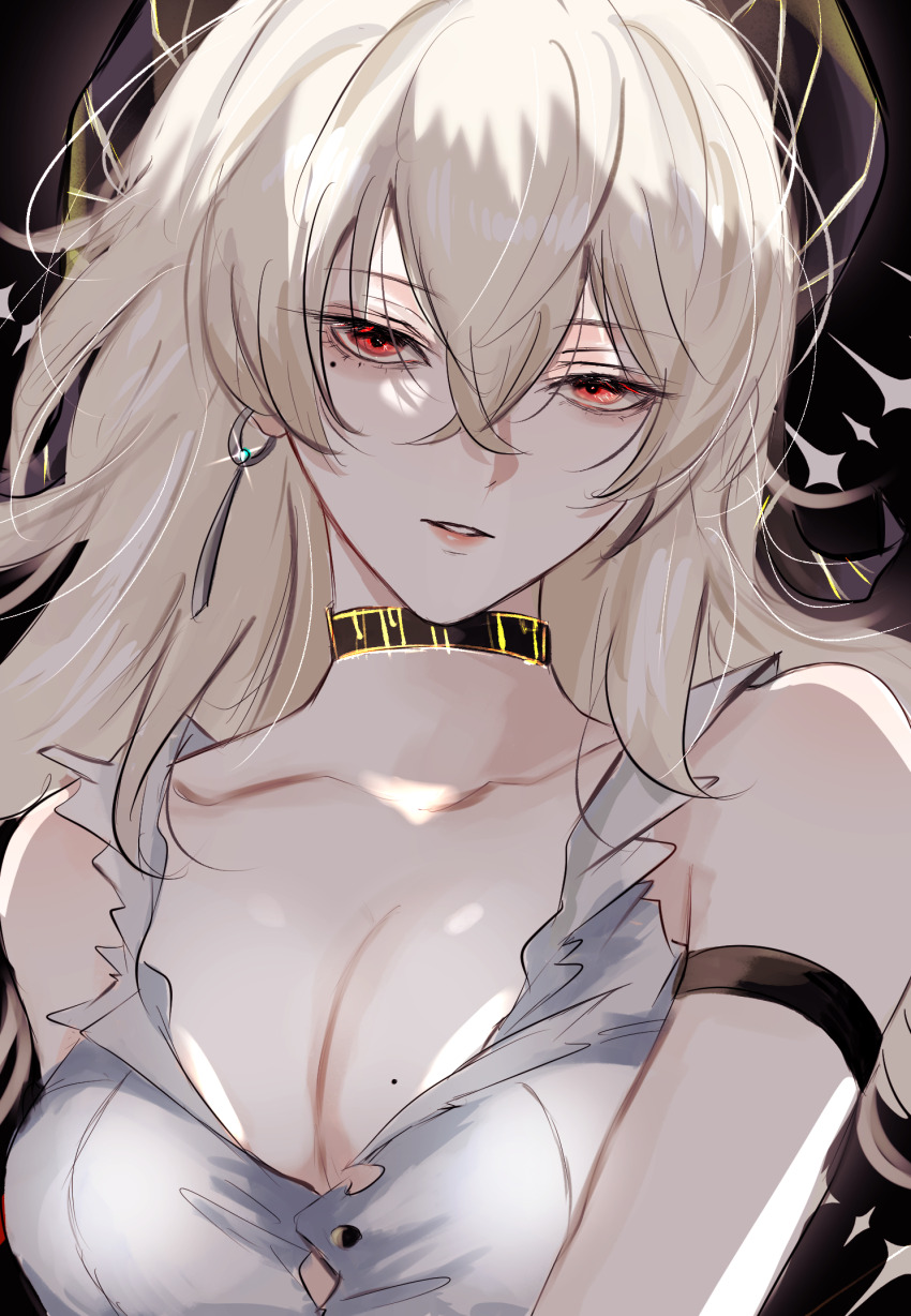 1girl arm_strap bare_shoulders black_choker black_horns blonde_hair breasts choker collarbone commentary_request curled_horns earrings hair_between_eyes highres horns jewelry key_earrings large_breasts long_hair looking_at_viewer mole mole_on_breast official_alternate_color red_eyes shirt solo torn_clothes torn_shirt upper_body white_shirt wu_yuuri wuthering_waves zani_(wuthering_waves)