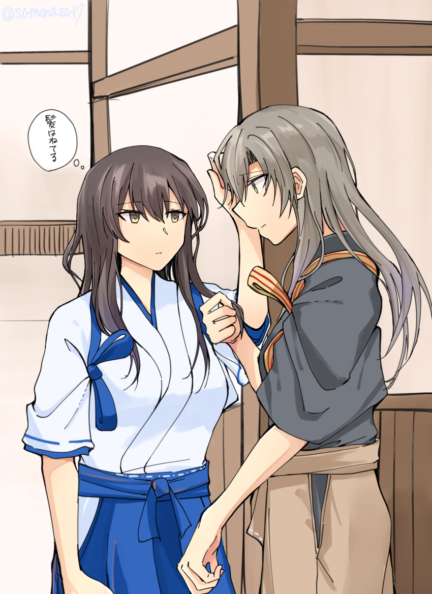 2girls absurdres alternate_hairstyle blue_hakama brown_hair brown_hakama closed_mouth commentary_request eye_contact green_eyes grey_hair hair_between_eyes hair_down hakama hakama_skirt highres holding_another&#039;s_hair indoors japanese_clothes kaga_(kancolle) kantai_collection long_hair looking_at_another multiple_girls samonasu17 skirt speech_bubble tasuki thought_bubble translation_request twitter_username yellow_eyes yuri zuikaku_(kancolle)