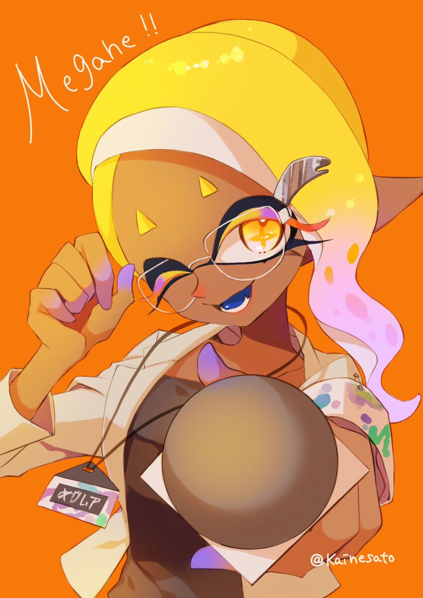 1girl artist_name bespectacled blonde_hair colored_extremities colored_eyelashes commentary_request dark-skinned_female dark_skin eyelashes frye_(splatoon) glasses gradient_hair highres holding holding_microphone inkling kainesato long_hair looking_at_viewer microphone multicolored_hair nintendo official_alternate_costume one_eye_closed open_mouth pointy_ears purple_hair reaching reaching_towards_viewer romaji_text short_eyebrows smile solo splatoon_(series) splatoon_3 tentacle_hair thick_eyebrows twitter_username two-tone_hair