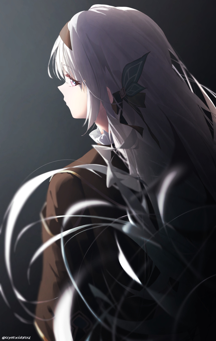 1girl absurdres artist_name black_bow black_hairband black_jacket bow closed_mouth commentary cryne dark_background firefly_(honkai:_star_rail) from_behind green_pupils grey_hair hair_bow hairband highres honkai:_star_rail honkai_(series) jacket long_hair looking_at_viewer purple_eyes sideways_glance upper_body