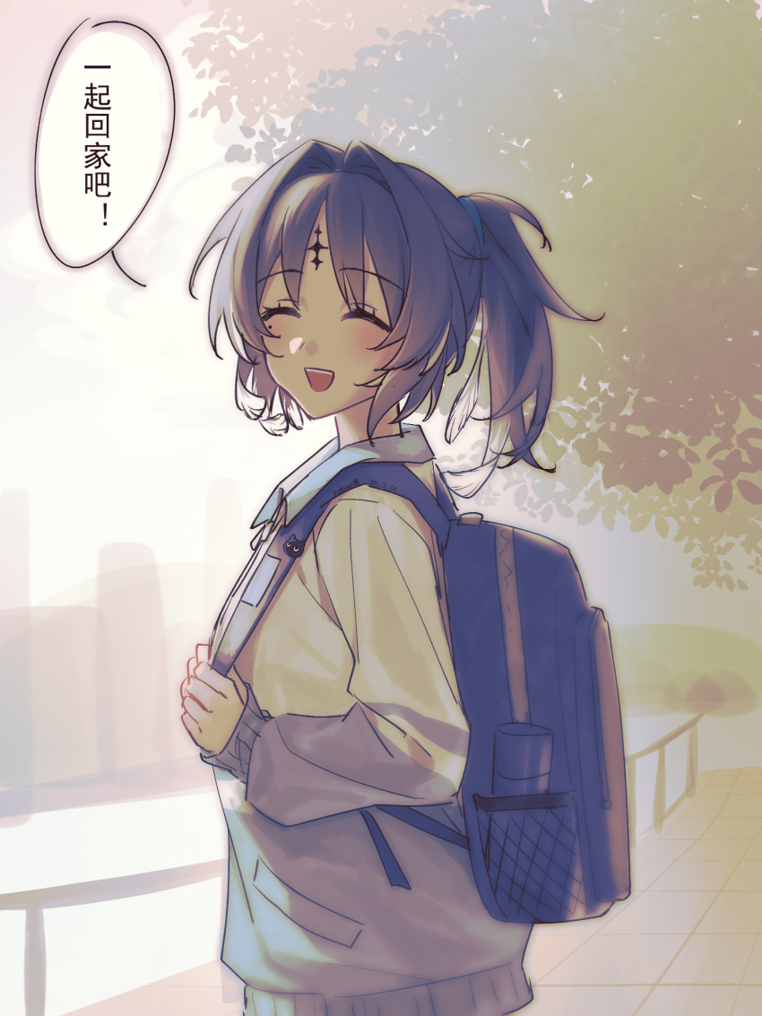 1girl :d alternate_costume backpack bag blue_bag chinese_commentary commentary_request facing_viewer highres kohane_kun mole mole_under_eye open_mouth outdoors parted_bangs ponytail short_hair smile solo tacet_mark_(wuthering_waves) track_suit translation_request upper_body wuthering_waves yangyang_(wuthering_waves)