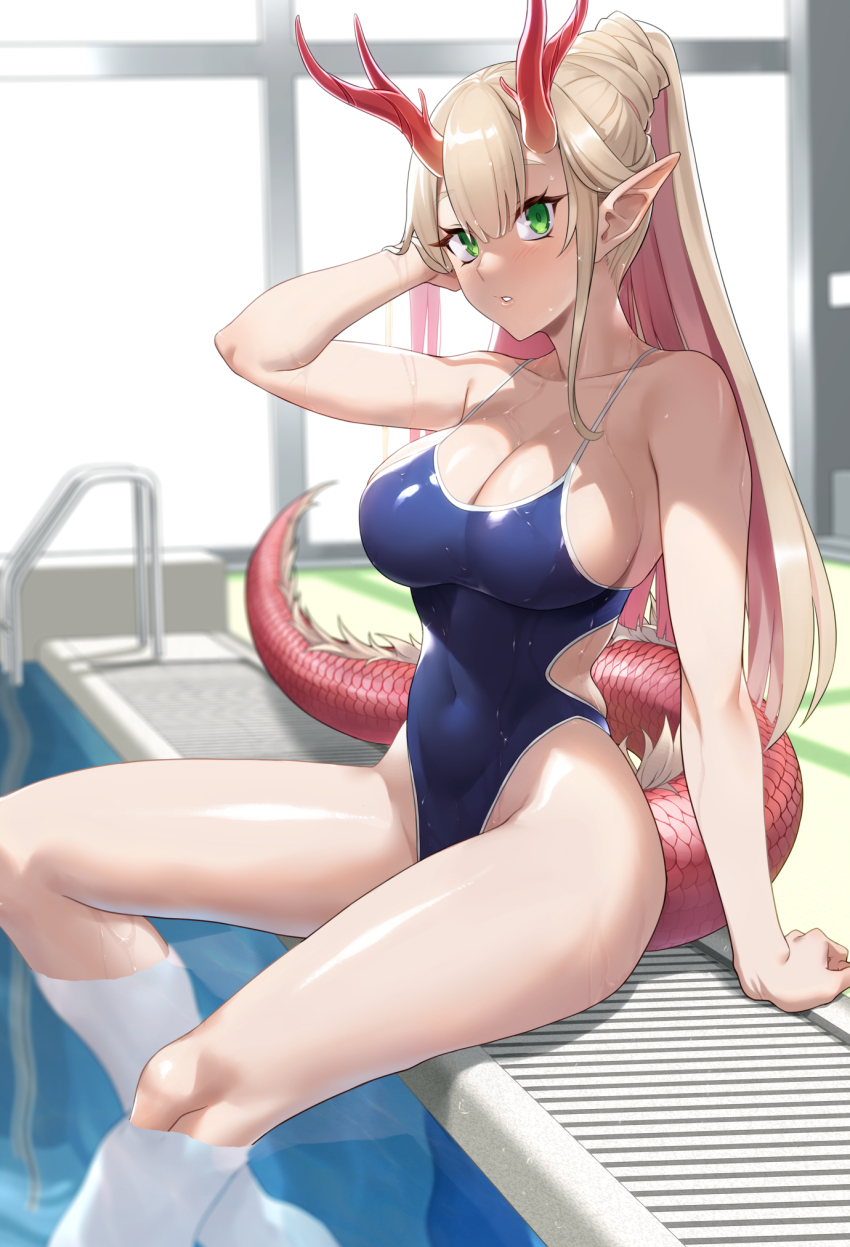 1girl arm_up blonde_hair blush breasts cleavage competition_swimsuit covered_navel dragon_girl dragon_horns dragon_tail green_eyes high_ponytail highres horns large_breasts long_hair looking_at_viewer one-piece_swimsuit original parted_lips pointy_ears ponytail pool pool_ladder poolside prime_(prime_tw) sitting solo swimsuit tail wet