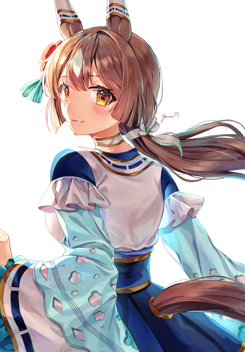 1girl absurdres animal_ears arms_at_sides blue_skirt blunt_sidelocks blush breasts brown_eyes brown_hair choker commentary cowboy_shot double-parted_bangs ear_covers flower frilled_sleeves frills from_behind hair_flower hair_ornament hakama hakama_short_skirt hakama_skirt highres horse_ears horse_girl horse_tail japanese_clothes kimono large_breasts layered_sleeves long_hair long_sleeves looking_at_viewer looking_back low_ponytail miniskirt multicolored_hair multicolored_kimono official_alternate_costume official_alternate_hairstyle parted_lips pleated_skirt ponytail red_flower ribbon-trimmed_kimono ribbon-trimmed_sleeves ribbon_trim running satono_diamond_(floral_star_prosperous_green)_(umamusume) satono_diamond_(umamusume) short_over_long_sleeves short_sleeves sidelocks simple_background skirt smile solo streaked_hair tail umamusume white_background white_choker white_kimono yoru_usagi
