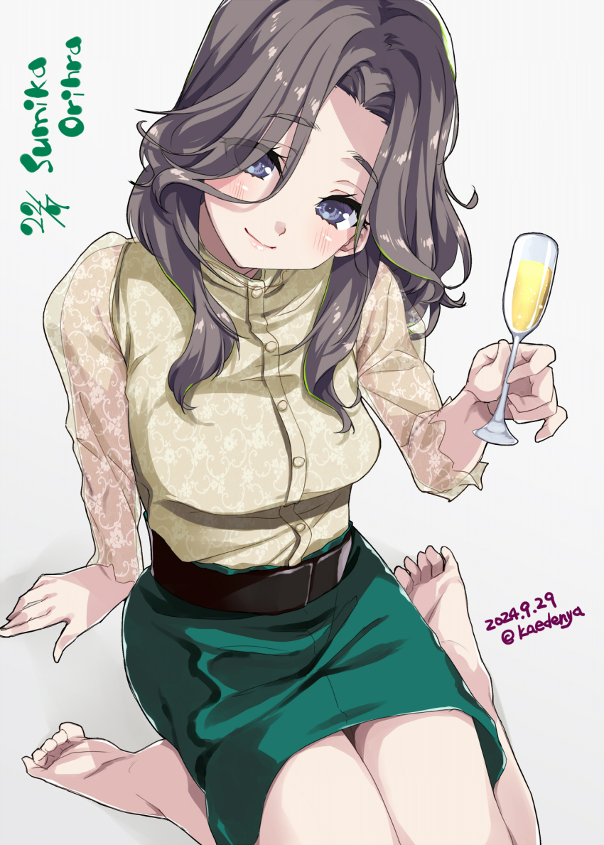 1girl 22/7 artist_name barefoot belt black_belt champagne_flute character_name closed_mouth cup curtained_hair dated drinking_glass from_above green_skirt grey_hair hand_on_ground highres holding holding_cup kisairo_kaede long_hair long_sleeves looking_at_viewer orihara_sumika parted_bangs purple_eyes simple_background sitting skirt smile solo wariza wavy_hair white_background