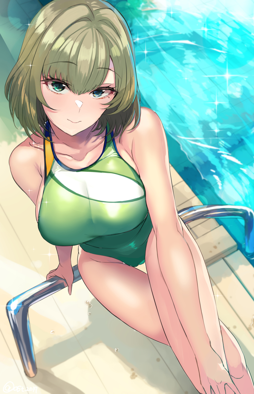 1girl absurdres arm_support ashita_(2010) blue_eyes bob_cut breasts collarbone commentary_request competition_swimsuit crossed_legs day eyelashes green_eyes green_hair green_one-piece_swimsuit groin hand_on_own_knee heterochromia highres idolmaster idolmaster_cinderella_girls large_breasts legs looking_at_viewer on_ladder one-piece_swimsuit outdoors pool pool_ladder poolside short_hair sitting smile solo sparkle swimsuit takagaki_kaede thighs water