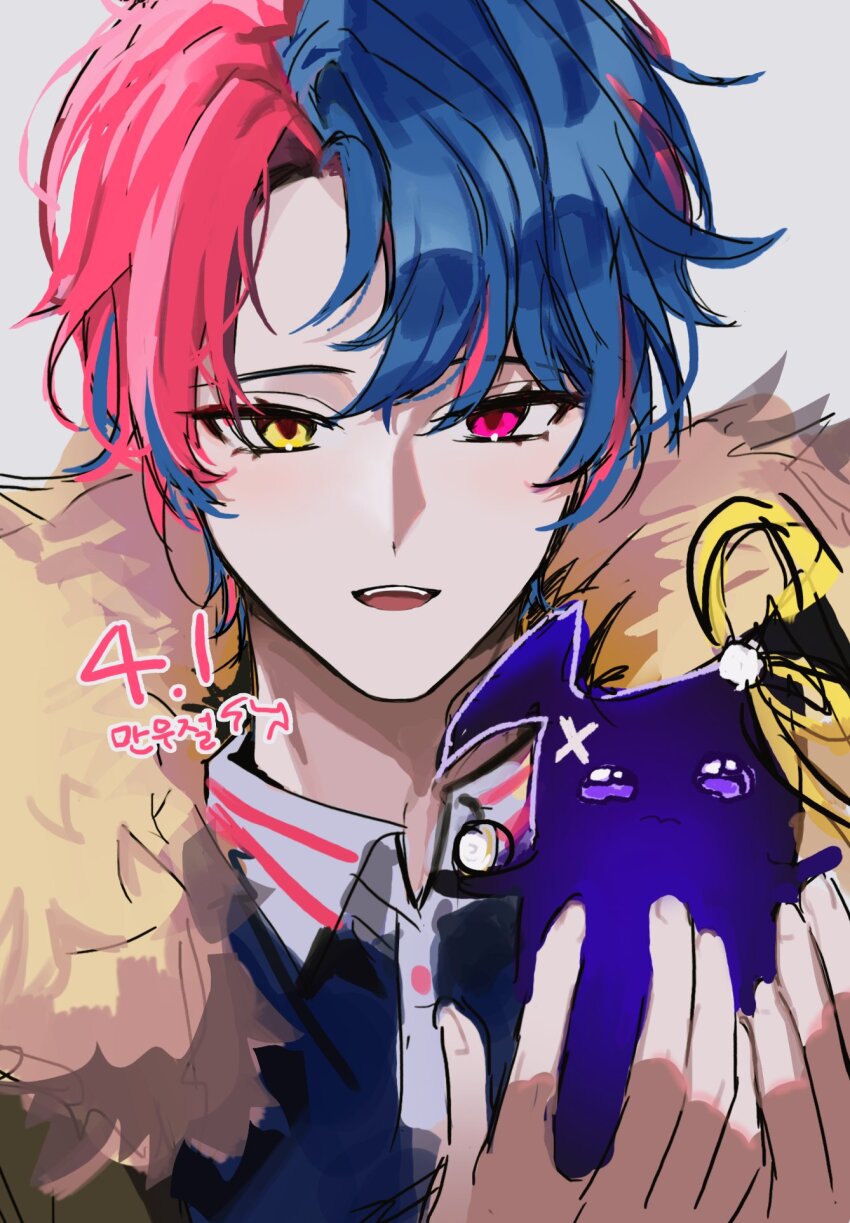 1boy bimyeong_0720 blue_hair blue_shirt collared_shirt commentary_request dated fur-trimmed_jacket fur_trim genderswap genderswap_(ftm) heterochromia highres jacket korean_commentary looking_at_viewer male_focus multicolored_hair pero_(wuthering_waves) pink_eyes pink_hair portrait roccia_(wuthering_waves) shirt short_hair smile solo two-tone_hair wuthering_waves yellow_eyes