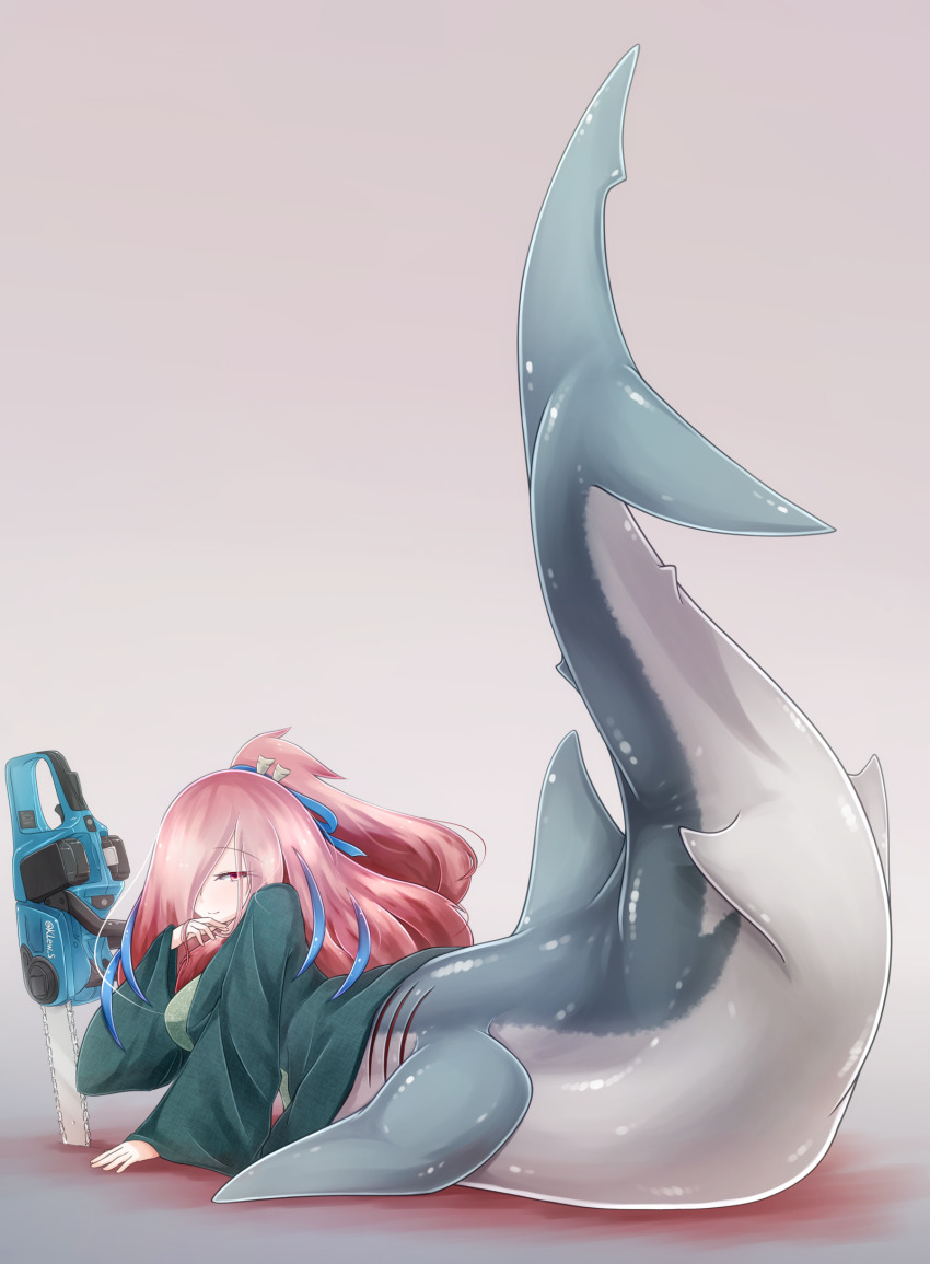 1girl blue_ribbon chainsaw closed_mouth commentary_request from_behind full_body gills green_kimono grey_background hair_over_one_eye hair_ribbon highres japanese_clothes kimono klew kneeless_mermaid long_sleeves looking_at_viewer mermaid monster_girl one_eye_covered original pink_eyes pink_hair ponytail ribbon sawfish shark_girl smile solo tail tail_raised taur wide_sleeves