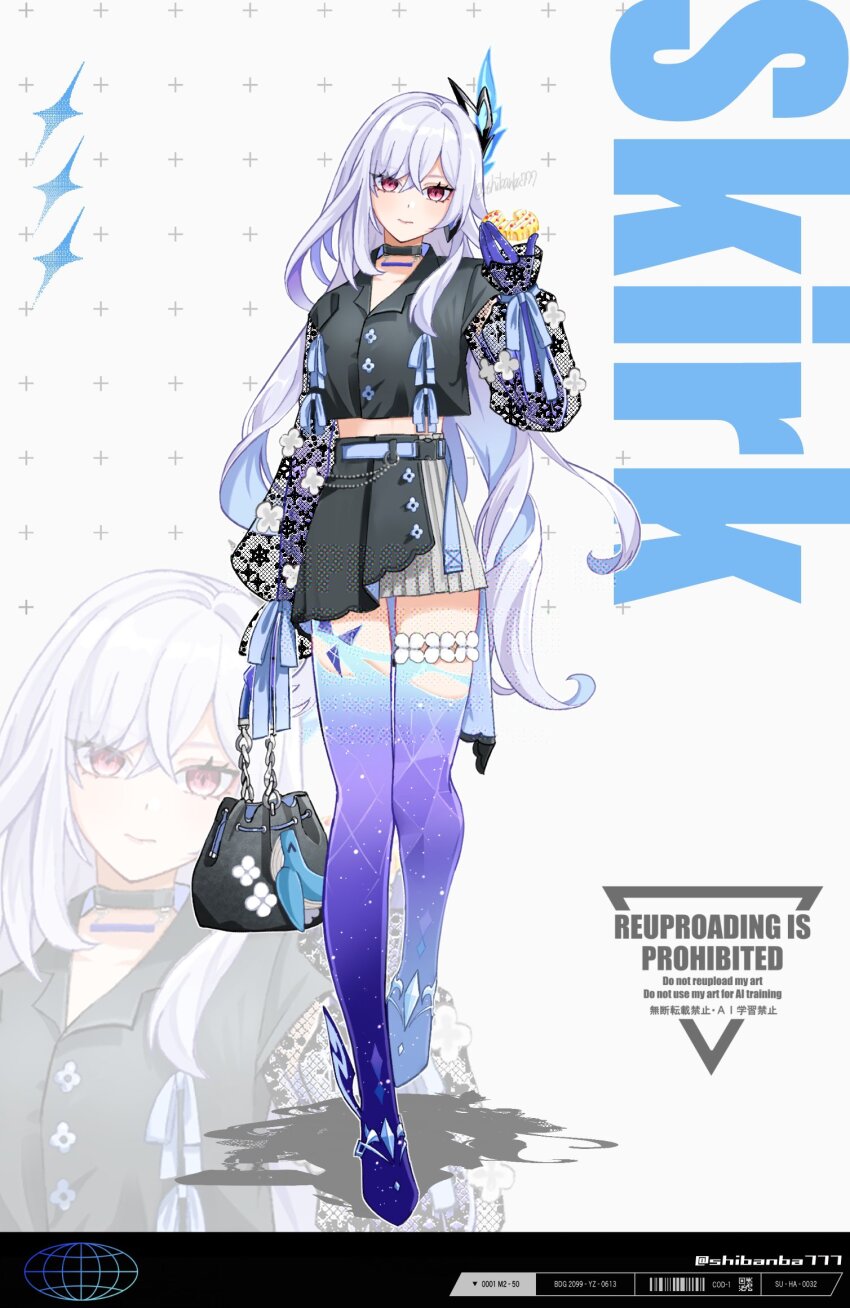 1girl alternate_costume bag black_bag black_shirt casual character_name closed_mouth collared_shirt full_body genshin_impact handbag highres holding holding_bag long_hair long_sleeves midriff multicolored_hair red_eyes shiba_(tonari_no_shiba_inu) shirt skirk_(genshin_impact) skirt smile standing thigh_strap white_hair zoom_layer
