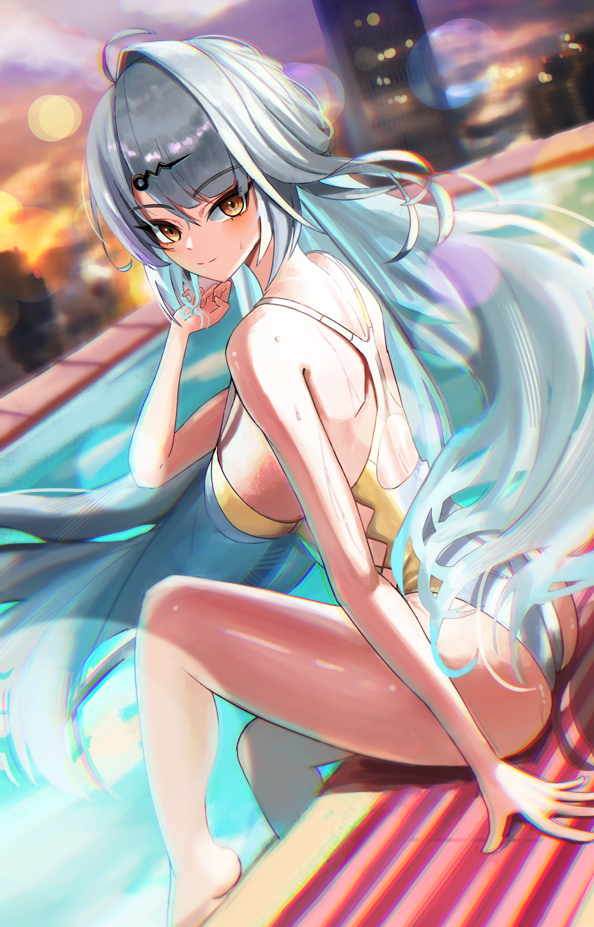 1girl absurdres alternate_costume breasts closed_mouth commentary floating_hair gang_ryeol grey_hair hair_ornament hairclip hand_up highres large_breasts long_hair looking_at_viewer looking_back one-piece_swimsuit outdoors poolside sitting smile solo swimsuit two-tone_one-piece_swimsuit very_long_hair white_one-piece_swimsuit yellow_eyes yellow_one-piece_swimsuit yixuan_(zenless_zone_zero) zenless_zone_zero