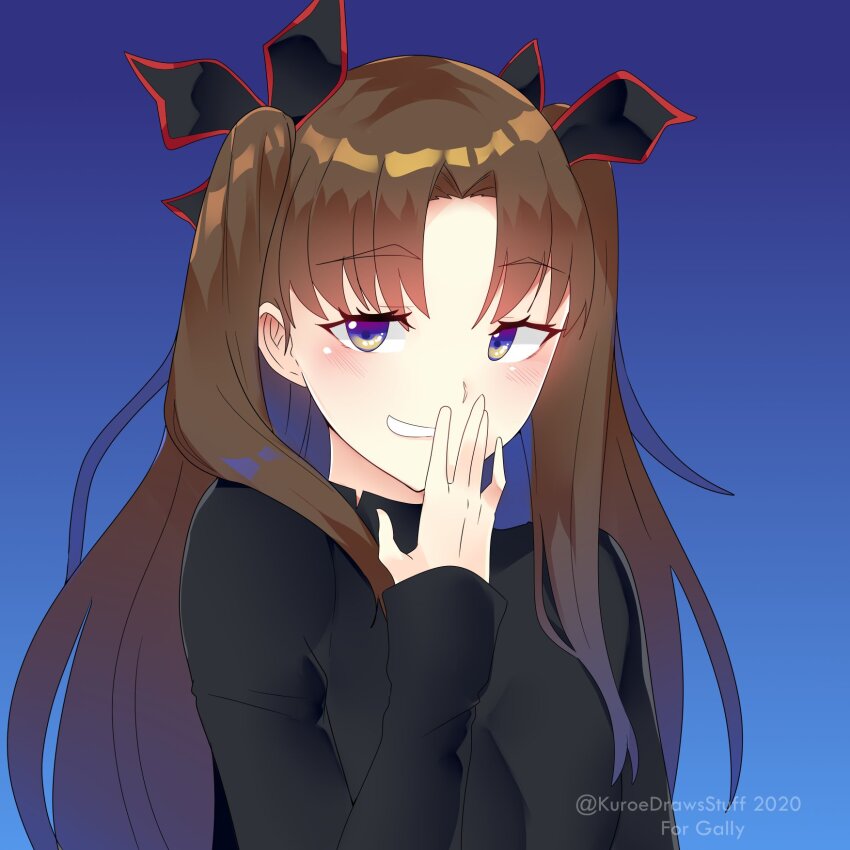 1girl artist_name black_bow black_shirt blonde_hair bow brown_hair green_eyes hair_bow hand_on_own_face highres kuroeart light_smile long_hair red_bow shirt simple_background smile smug solo tohsaka_rin tohsaka_rin_(fate/extra) watermark