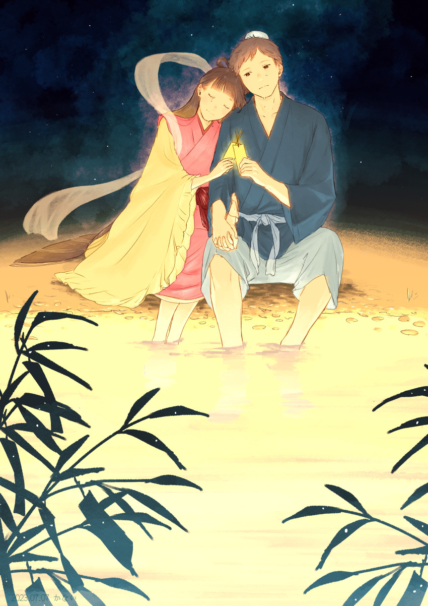 1boy 1girl absurdres brown_hair closed_eyes crying dated grey_kimono hetero highres hikoboshi holding holding_hands holding_tanzaku japanese_clothes kanai_(nai_nai) kimono night night_sky original orihime_(tanabata) outdoors pink_kimono sky soaking_feet star_(sky) starry_sky tanabata tanzaku the_weaver_girl_and_the_cowherd