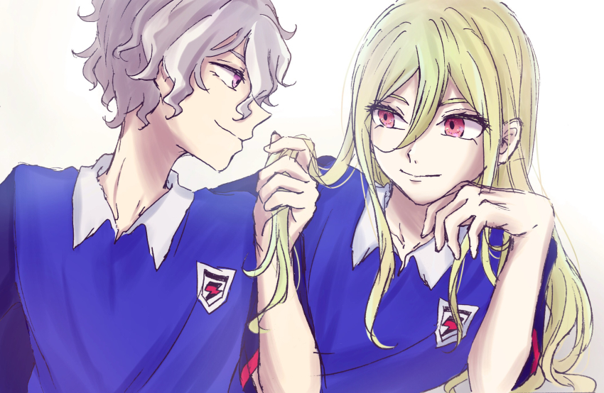 2boys afuro_terumi banana_(user_uynz2547) blonde_hair grabbing_another&#039;s_hair hair_between_eyes highres inazuma_eleven inazuma_eleven_(series) inazuma_eleven_ares_no_tenbin kira_hiroto looking_at_another looking_at_viewer male_focus multiple_boys playing_with_another&#039;s_hair purple_eyes red_eyes simple_background smile soccer_uniform sportswear wavy_hair white_background