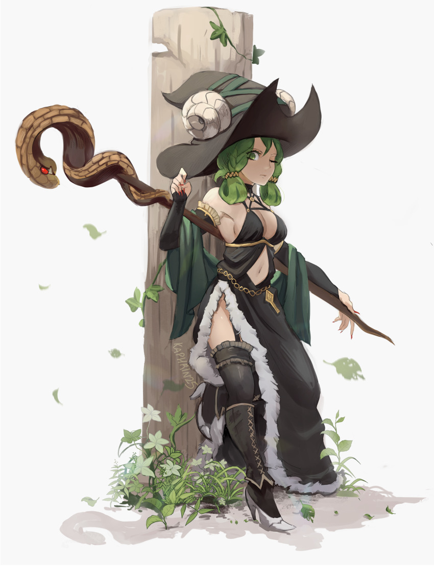 1girl absurdres artist_name bare_shoulders black_dress black_hat black_thighhighs breasts cleavage closed_mouth clothing_cutout commentary detached_sleeves dress english_commentary fur_trim green_eyes green_hair hat high_heels highres holding holding_staff kaphrin looking_at_viewer medium_breasts one_eye_closed solo staff thighhighs unicorn_overlord white_background witch witch_hat yahna_(unicorn_overlord)