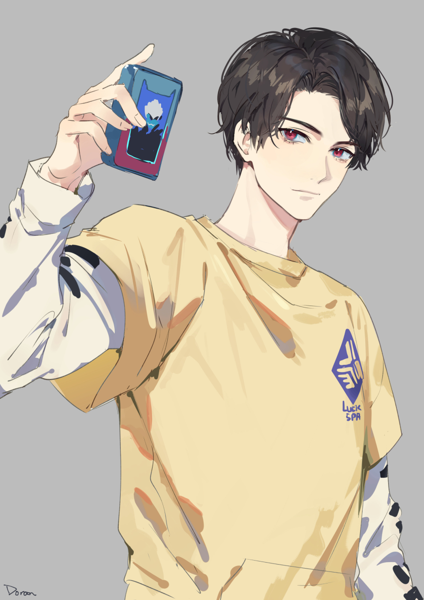 2boys blue_eyes brown_hair casual cellphone determined doran_(doran7280) expressionless eyebrows grey_background happy_spa highres igarashi_ikki kamen_rider kamen_rider_revice male_focus multiple_boys phone pink_eyes shirt short_hair signature smartphone t-shirt undershirt upper_body vice_(kamen_rider_revice) white_shirt yellow_shirt