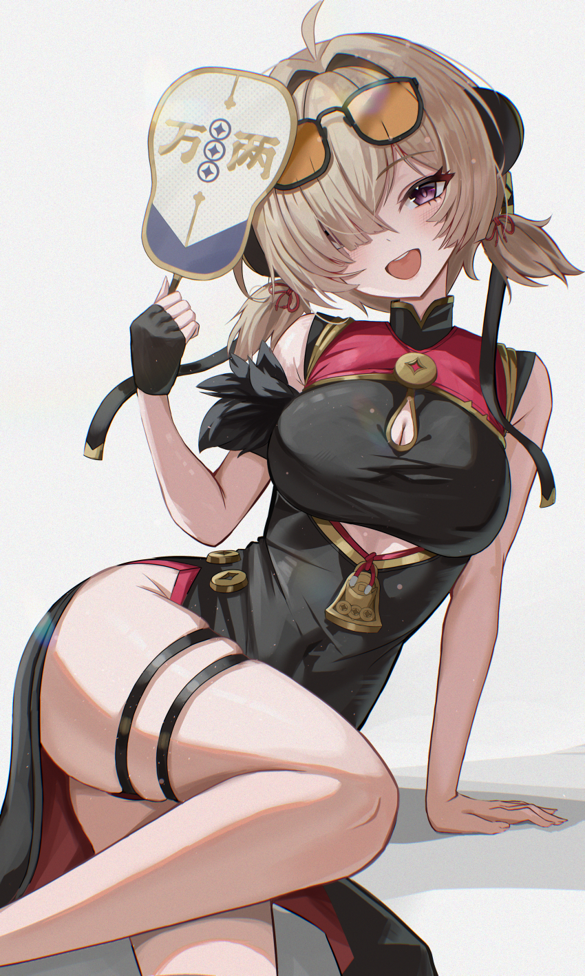 1girl absurdres arm_support black_dress black_gloves breasts china_dress chinese_clothes commentary_request dress eyewear_on_head fingerless_gloves gloves grey_background highres large_breasts looking_at_viewer open_mouth purple_eyes simple_background single_glove smile solo sunglasses sweety_(zenless_zone_zero) thigh_strap thighs tinted_eyewear yellow-tinted_eyewear zenless_zone_zero zzirit6
