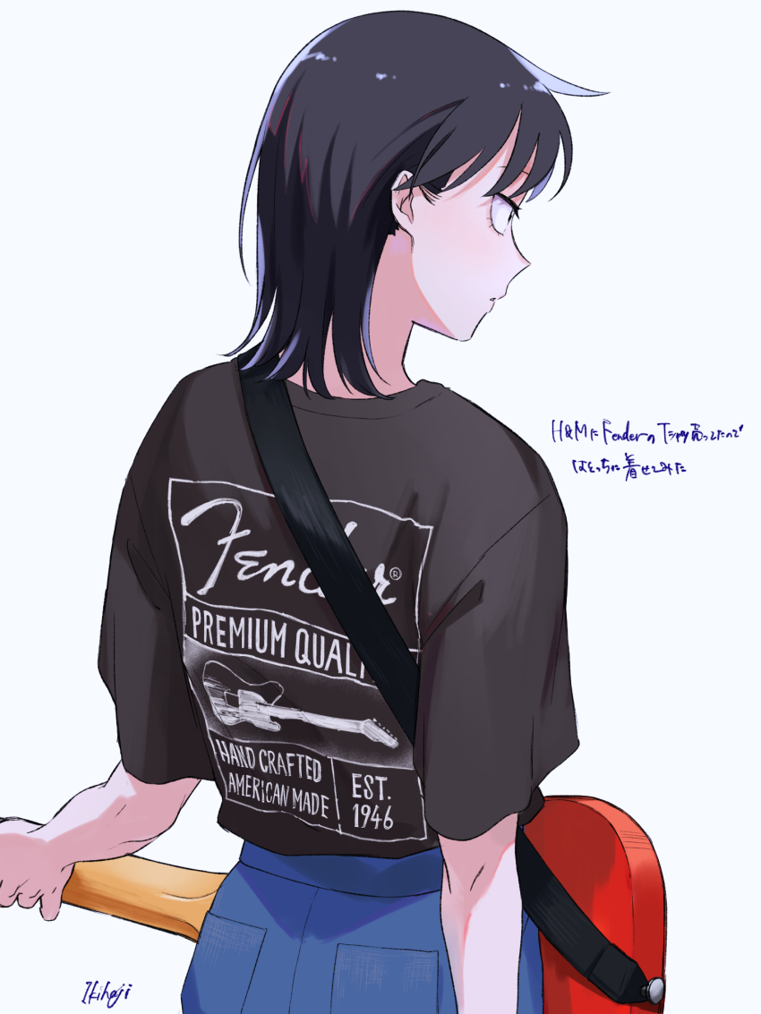 1girl artist_name back black_hair black_shirt blue_pants clothes_writing company_name cowboy_shot electric_guitar fender_musical_instruments_corporation fender_telecaster from_behind futsuu_no_keion-bu guitar guitar_strap hatono_chihiro highres holding holding_guitar holding_instrument ikihaji instrument medium_hair merchandise pants print_shirt product_placement shirt short_sleeves solo t-shirt translation_request