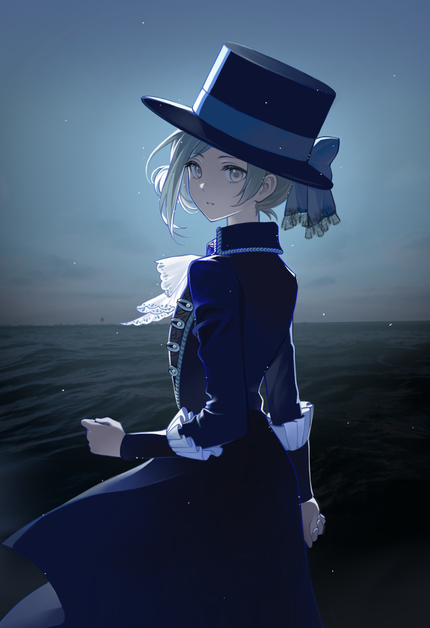 1girl ascot beimindie black_coat black_hat blue_bow blue_sky boater_hat bow coat from_side grey_eyes grey_hair hair_bun hat hat_bow highres horizon looking_at_viewer ocean outdoors reverse:1999 short_hair single_side_bun sky solo turning_head upper_body vertin_(reverse:1999) white_ascot