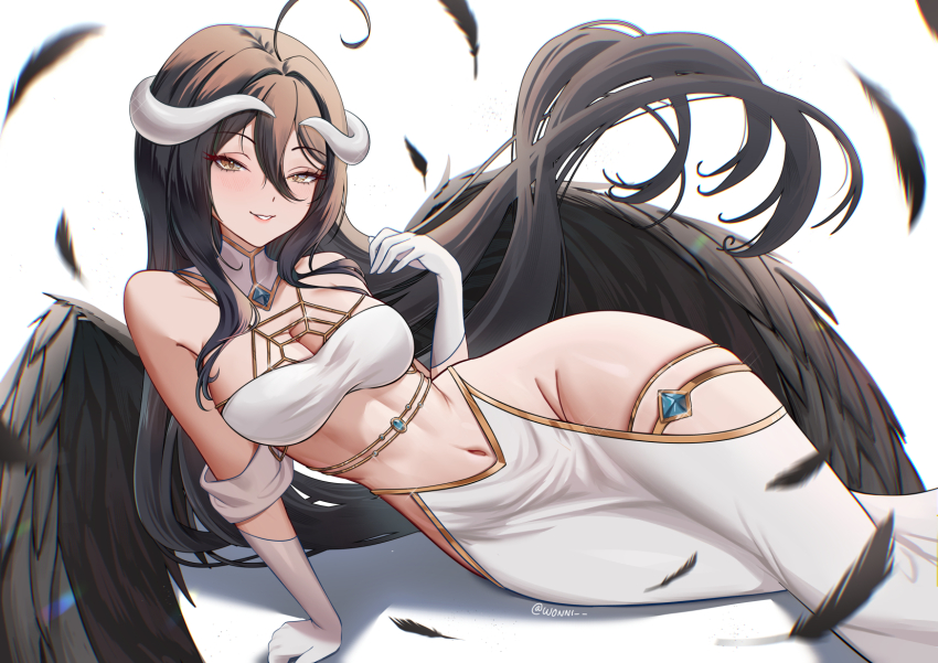 1girl ahoge albedo_(overlord) arm_support black_feathers black_hair black_wings breasts cleavage demon_girl demon_horns feathered_wings feathers gloves hair_between_eyes highres hip_vent horns large_breasts long_hair looking_at_viewer low_horns lying navel on_side overlord_(maruyama) slit_pupils solo white_background white_gloves white_horns wings wonnikon yellow_eyes