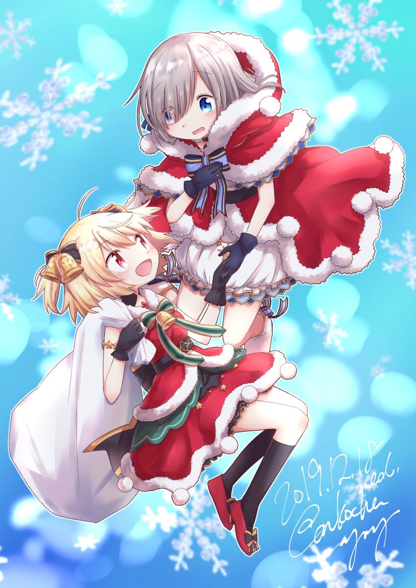 2girls :d ahoge ayano_rika ayano_rika_(christmas_ver.) bell black_gloves black_socks blonde_hair blue_background blue_eyes capelet commentary dress frilled_capelet frills full_body fur-trimmed_capelet fur-trimmed_dress fur-trimmed_hood fur-trimmed_shirt fur-trimmed_skirt fur_trim gloves grey_hair hair_bell hair_ornament hair_over_one_eye highres holding holding_sack hood hood_up hooded_capelet isuzu_ren isuzu_ren_(christmas_ver.) itou_(ankocha-mgmg) looking_at_another magia_record:_mahou_shoujo_madoka_magica_gaiden mahou_shoujo_madoka_magica multiple_girls official_alternate_costume open_clothes open_dress open_mouth red_capelet red_dress red_eyes red_shoes sack santa_costume shirt shoes short_hair skirt smile snowflakes socks symbol-only_commentary two_side_up