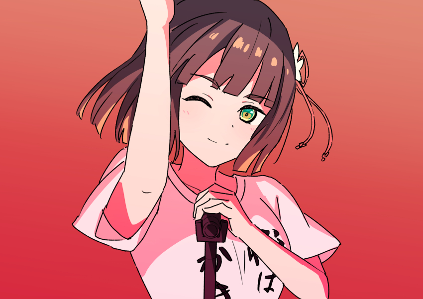 1girl ;) arm_up black_hair blunt_bangs blunt_ends blush bob_cut breasts clothes_writing commentary_request flower flower_knot gradient_background green_eyes hair_flower hair_ornament haji_wa_jinsei_no_kakisute highres link!_like!_love_live! looking_at_viewer love_live! medium_breasts microphone microphone_stand momose_ginko nogreen one_eye_closed red_background shirt short_hair short_sleeves simple_background smile solo split_mouth t-shirt upper_body white_flower white_shirt