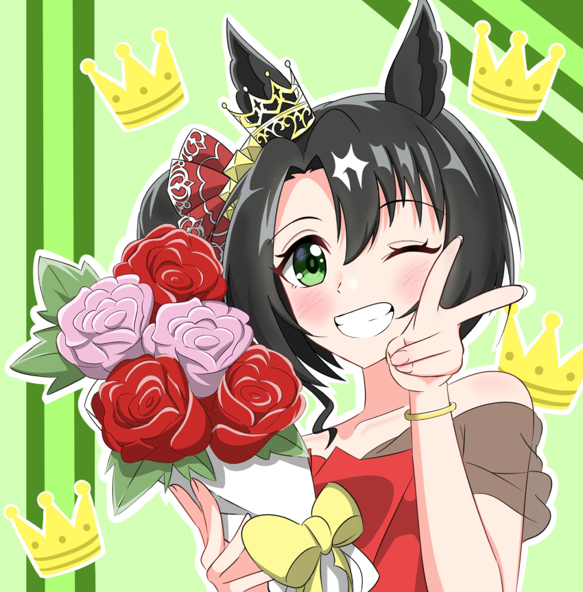 1girl ;) alternate_costume animal_ears black_hair bouquet bracelet crown ear_ornament ear_through_crown flower green_eyes hair_between_eyes highres holding holding_bouquet horse_ears horse_girl jewelry ke_(pixiv_84996172) looking_at_viewer multicolored_hair one_eye_closed satono_crown_(umamusume) side_ponytail smile solo streaked_hair textless_version umamusume upper_body v white_hair