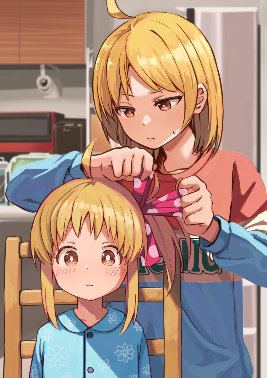 2girls adjusting_another&#039;s_hair ahoge blonde_hair blue_shirt blush bocchi_the_rock! buttons closed_mouth commentary_request highres ijichi_nijika ijichi_seika indoors long_hair long_sleeves multicolored_shirt multiple_girls one_side_up red_eyes shirt short_hair siblings sisters toraneko