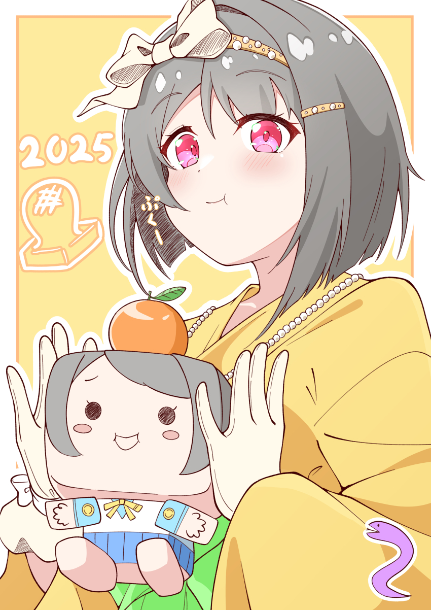 1girl absurdres blush bow brown_gloves brown_hair chinese_zodiac commentary dated food fruit gloves hair_ornament hairband hairclip highres holding japanese_clothes jewelry kasumin_box kimono looking_at_viewer love_live! love_live!_nijigasaki_high_school_idol_club nakasu_kasumi necklace orange_(fruit) pearl_necklace pink_eyes sasuke_(love_live!) smile snake solo thio_lovelive year_of_the_snake yellow_background yellow_kimono