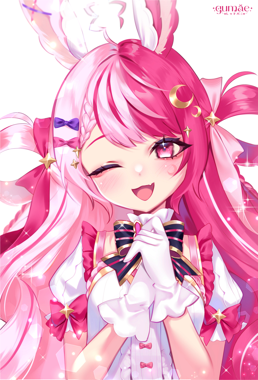 :d ahoge animal_ear_fluff animal_ears artist_logo artist_name blush bow bowtie braid brooch center_frills crescent crescent_facial_mark crescent_hair_ornament dress eyelashes facial_mark fang frilled_dress frills gloves gumae hair_ornament hair_ribbon hair_rings hands_up happy head_tilt highres chromashift jewelry lalabell_lullaby lens_flare light_particles logo looking_at_viewer magical_girl multicolored_hair one_eye_closed open_mouth own_hands_together pink_eyes pink_hair pink_ribbon puffy_short_sleeves puffy_sleeves purple_bow purple_bowtie rabbit_brooch rabbit_ears rabbit_girl ribbon short_sleeves skin_fang sleeve_bow smile spanish_commentary sparkle_hair_ornament split-color_hair star_ahoge star_brooch streaked_hair upper_body virtual_youtuber white_background white_dress white_gloves white_hair