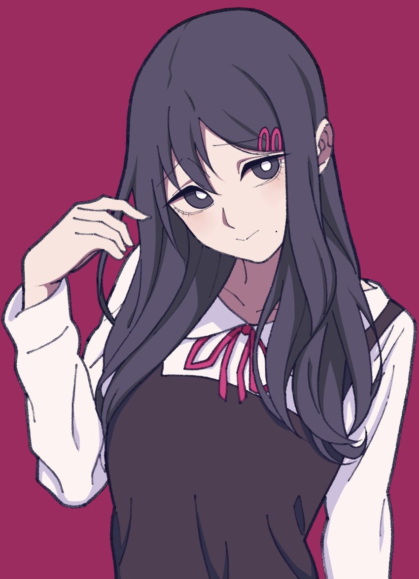 1girl alternate_hair_length alternate_hairstyle black_dress black_eyes black_hair chainsaw_man closed_mouth dress hair_between_eyes hair_ornament hairclip higashiyama_kobeni highres kashiwa_(iersansi) long_hair long_sleeves looking_at_viewer mole mole_under_mouth red_background red_ribbon ribbon shirt simple_background solo upper_body white_shirt