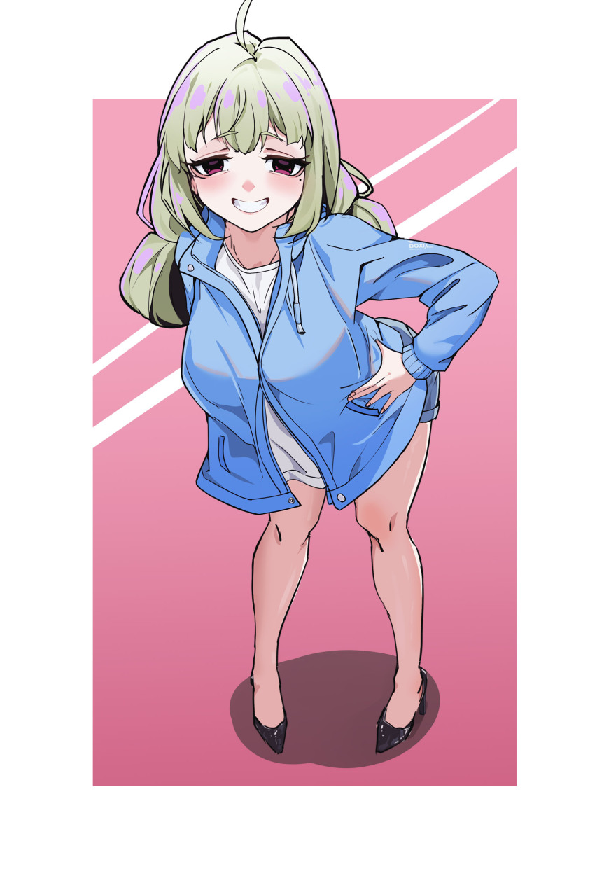1girl absurdres ahoge araga_kiwi blonde_hair border breasts dashizide full_body grin hand_on_own_hip high_heels highres jacket large_breasts long_hair looking_at_another mahou_shoujo_ni_akogarete mole mole_under_eye pink_background pink_eyes shoes simple_background smile solo white_border