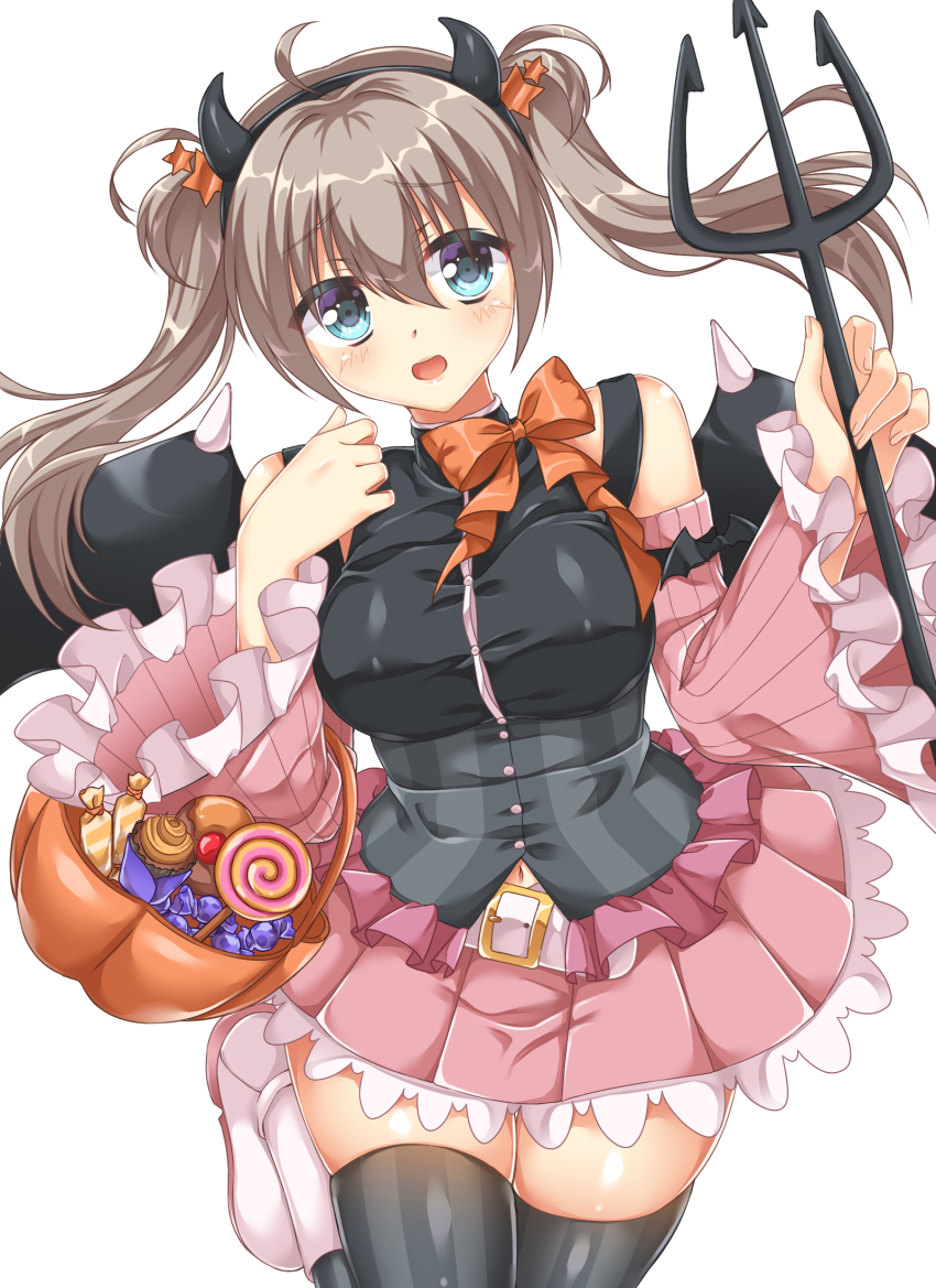 1girl ahoge aqua_eyes bare_shoulders basket bat_ornament black_shirt black_thighhighs blush boots bow breasts brown_hair candy commentary_request cosplay cowboy_shot demon_horns detached_sleeves double-parted_bangs elbow_carry eyes_visible_through_hair fake_horns food frilled_skirt frilled_sleeves frills fuyukichi_(nikoniko1567) hair_between_eyes hair_ornament halloween halloween_bucket hands_up head_tilt highres holding holding_basket holding_polearm holding_weapon horns large_breasts looking_at_viewer making-of_available miniskirt official_alternate_costume official_alternate_hairstyle open_mouth orange_bow pink_skirt pink_sleeves pleated_skirt polearm sanoba_witch shiiba_tsumugi shirt shy simple_background skirt sleeveless sleeveless_shirt smile solo standing standing_on_one_leg star_(symbol) star_hair_ornament thighhighs thighs trident twintails weapon white_background white_boots wide_sleeves zettai_ryouiki