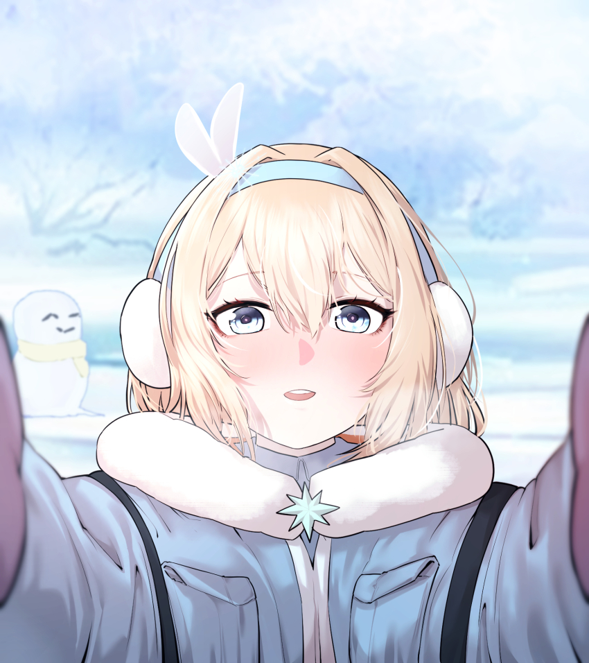 1girl bare_tree blonde_hair blue_eyes blue_hairband blue_jacket blush brooch commentary_request day doya_(qkrdbseh1205) earmuffs fur-trimmed_jacket fur_trim girls&#039;_frontline girls&#039;_frontline_2:_exilium hair_between_eyes hair_ornament hairband highres jacket jewelry korean_commentary looking_at_viewer meme mittens mixed-language_commentary open_mouth outdoors pov pov_cheek_warming_(meme) scarf smile snow snowflake_brooch snowflake_hair_ornament snowman solo suomi_(girls&#039;_frontline) suomi_(girls&#039;_frontline_2) tree