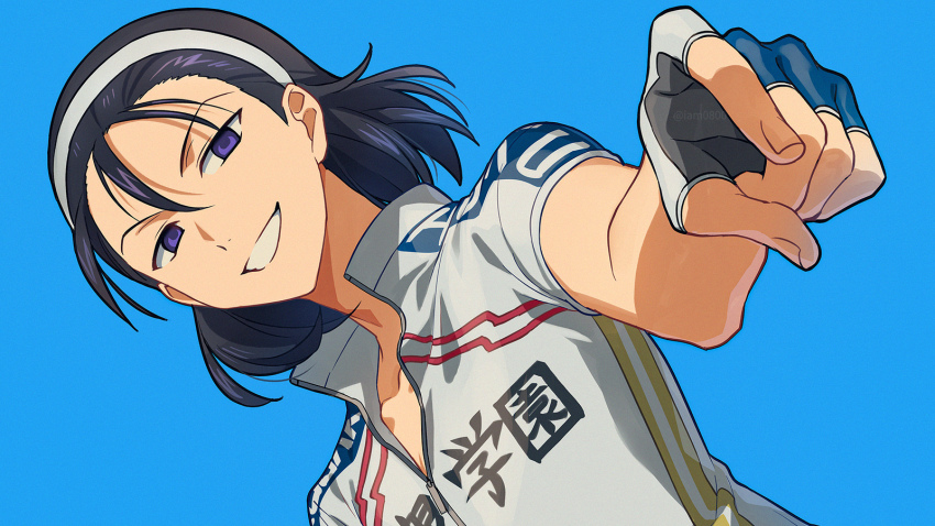 1boy asada_hachi bike_jersey black_hair blue_background commentary_request dutch_angle fingerless_gloves gloves grin hair_between_eyes hairband highres looking_at_viewer male_focus medium_hair multicolored_gloves pointing pointing_at_viewer purple_eyes simple_background smile solo sportswear toudou_jinpachi twitter_username watermark white_hairband yowamushi_pedal